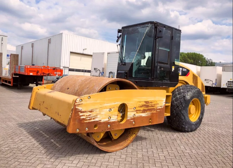Каток грунтовый Caterpillar CS74
