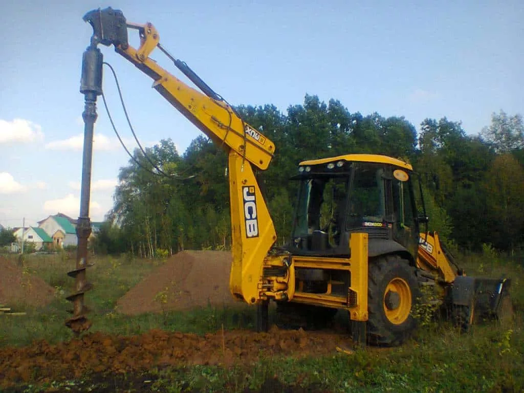 Ямобур на базе экскаватора-погрузчика JCB 3CX